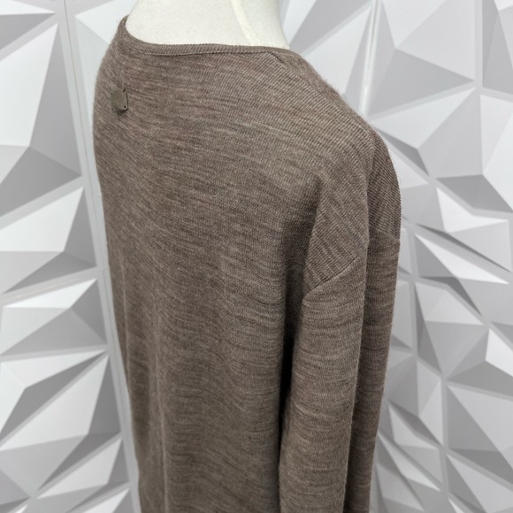 Versace - Picture 2 of 5